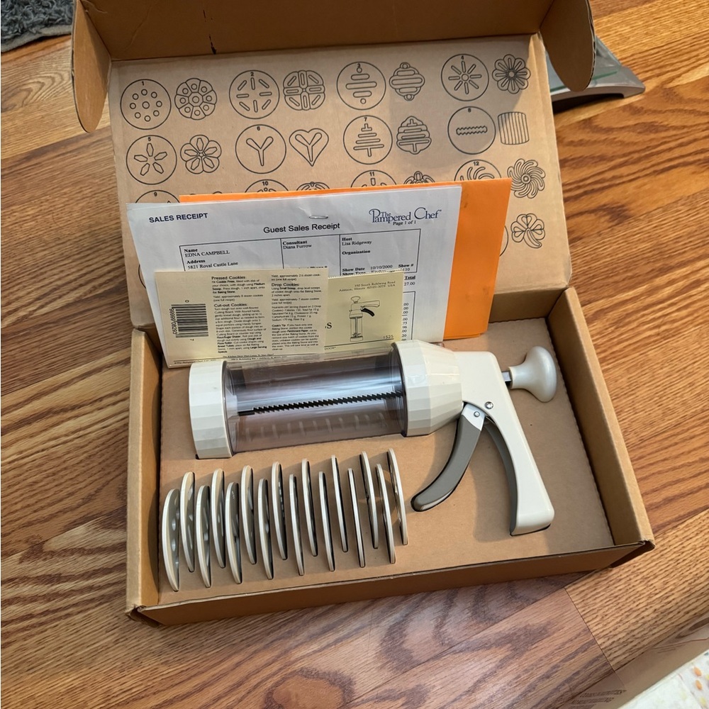 Pampered Chef Cream and Silver Cookie Press with 12 Stainless Discs